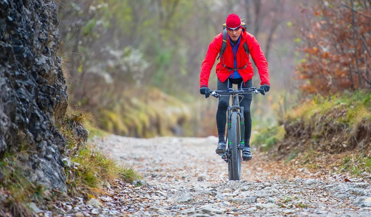 biker with mountain bike bd34ny5